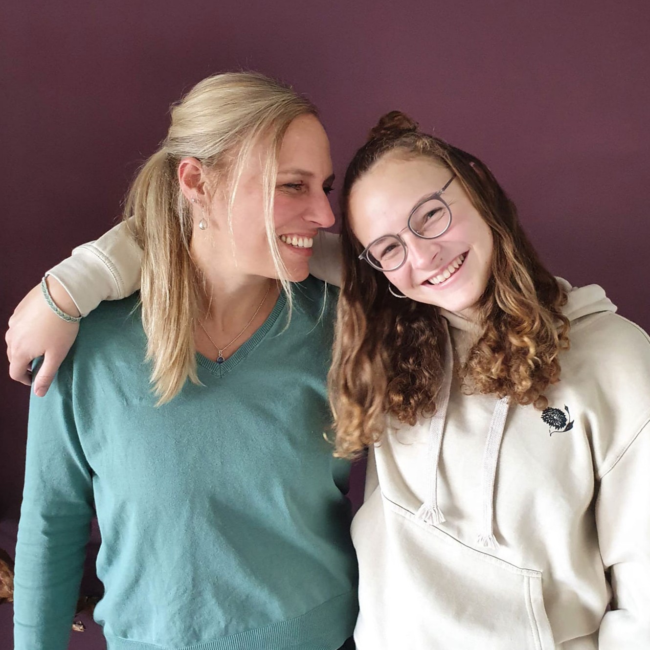 Mutter und Tochter Arm in Arm