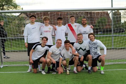 Studenten spielen Fussball für einen guten Zweck 