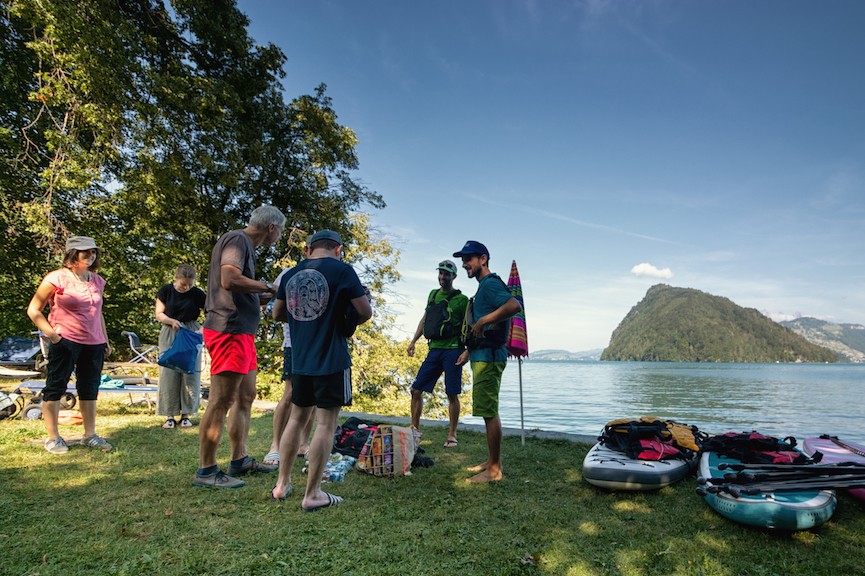 Eine junge Frau mit Stift und Notizbuch