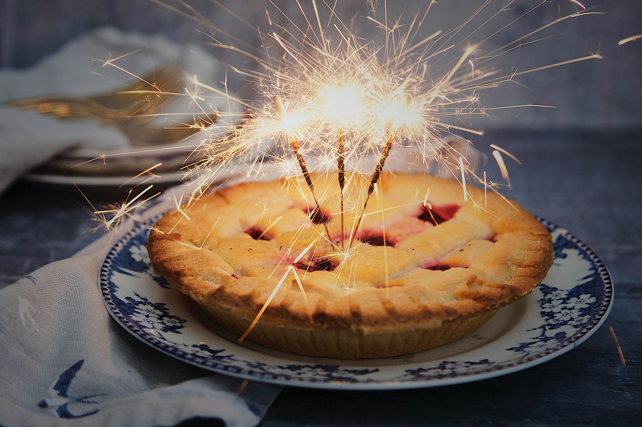 Ein Kuchen mit Wunderkerzen