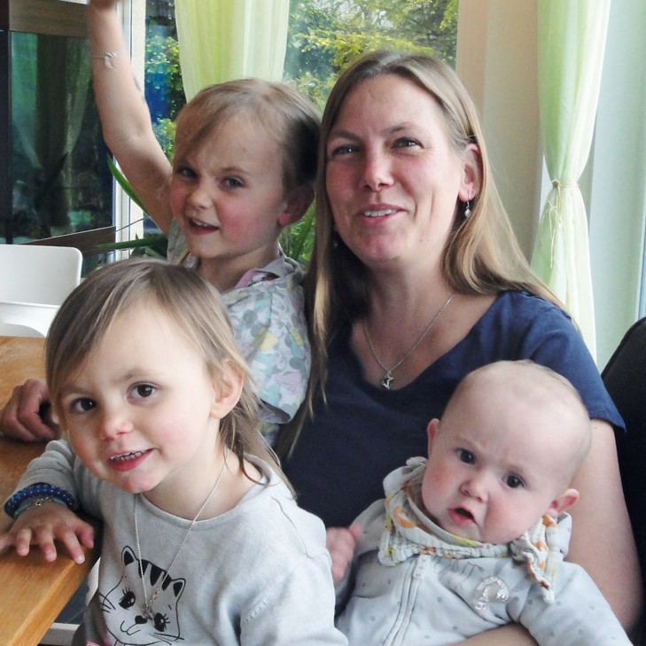 Porträt Gabi Pross mit Kindern